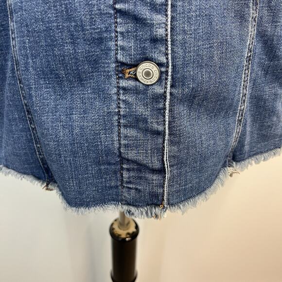 Chico's Denim Jean Barn Jacket size 16 18/3 Stretch Casual Pockets Frayed Hem - Picture 5 of 9
